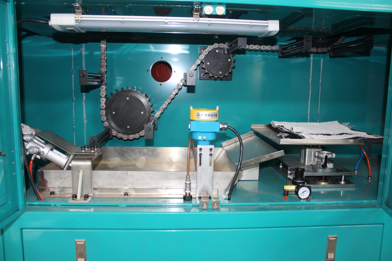 Chain-Type Automatic Glue Dipping Machine 8 Chain-Type Automatic Glue Dipping Machine 8