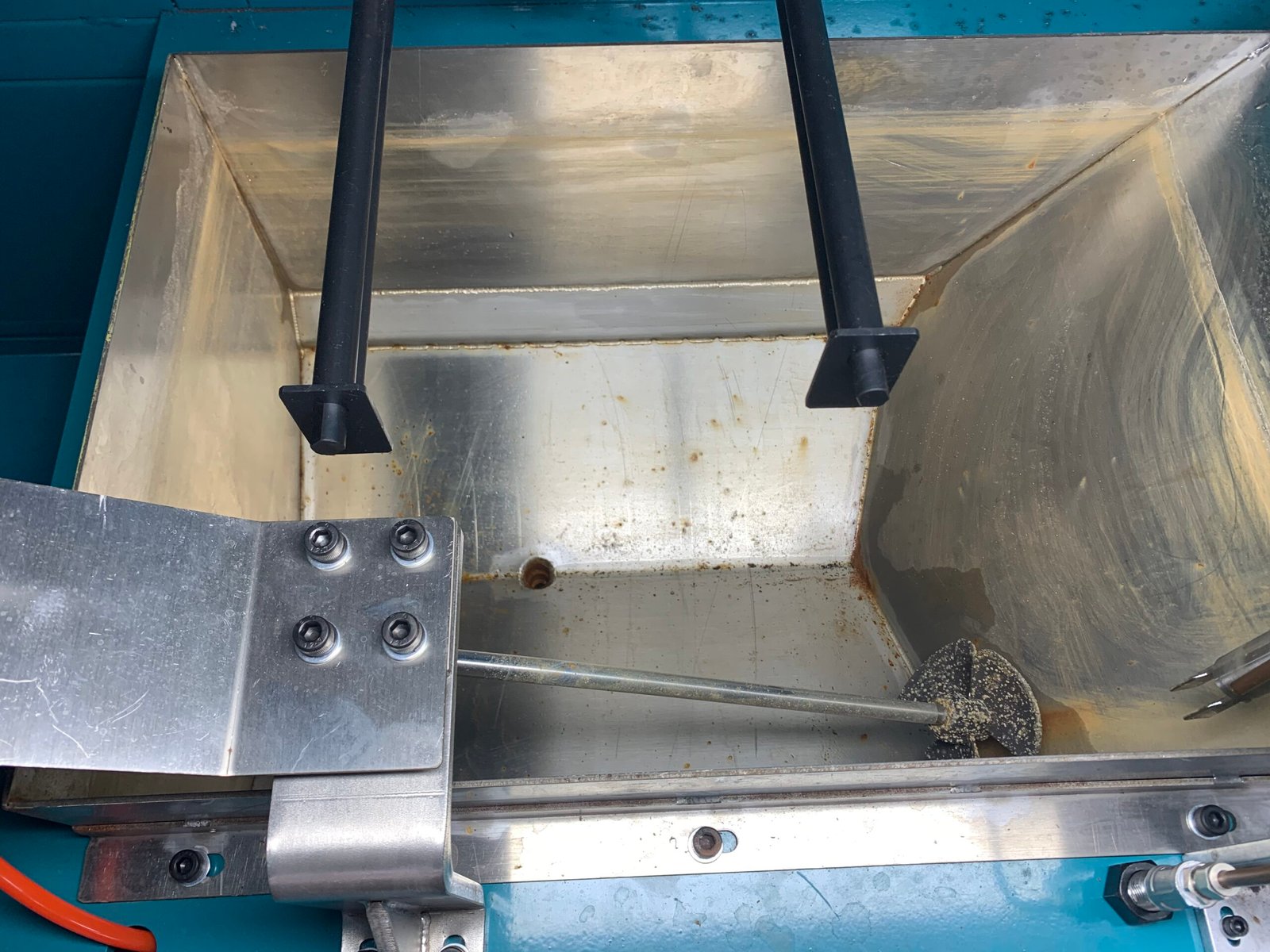 Chain-Type Automatic Glue Dipping Machine 2 Chain-Type Automatic Glue Dipping Machine 2
